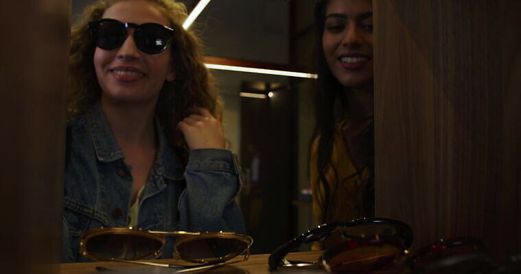 백인 옷 여자 안경 관계 청소년 영국 잉글랜드 선반 실내 사람 동양인 20대 두명 쇼핑 선글라스 유행 걷기 상점 우정 선택 런던 옷가게 부티크 성인여자만 4K 트래킹숏 MOV 해외동영상 클립영상 서양인 잡화 유럽 가구 컨셉 모션 촬영기법 인종 청년 내부 친구 동영상 여자만 성인만 파일형식