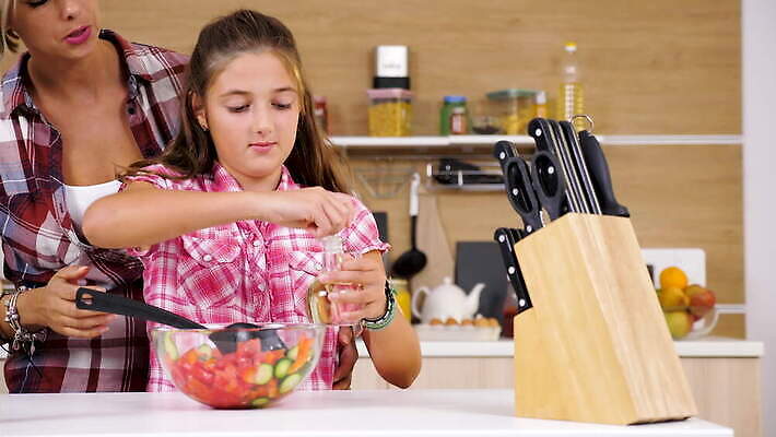 라이프스타일 여자 딸 행복 어린이 음식 토마토 채소 가족 탁자 엄마 오이 주택 함께함 실내 건강 요리 미소 사람 성인 사람없음 주방 식사 저녁식사 샐러드 육아 신선 붓기 칼 달콤 기름 자르기 준비 만들기 점심식사 채식주의자 4K MOV 해외동영상 슬로모션 클립영상 감정 가구 컨셉 관계 모션 촬영기법 표정 내부 건물 생활 맛 채식 동영상 파일형식
