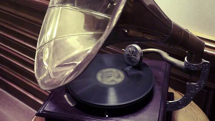 디자인 음악 백그라운드 놀이 손잡이 미술 사람없음 목재 상자 금속 확성기 소리 듣기 장비 수확 골동품 기구 춤 역사 시장 클래식 향수 오브젝트 복고 오디오 축음기 비닐 턴테이블 고물 구식 깔대기 되감기 옛날 조작 플레이어 스타일 4K MP4 해외동영상 클립영상 나무 음향기기 컨셉 농업 재료 모션 재질 문화예술 전자제품 화장품 동영상 파일형식