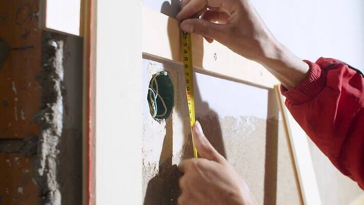 백인 직업 손 남자 노동자 아파트 주택 사람 건물 장비 전선 도구 업무 기술자 수리 닫기 콘센트 연결 오브젝트 고정 건축업자 설치 업그레이드 조작 배선 4K MP4 해외동영상 클립영상 서양인 건축물 건축 모션 신체부위 한자 작업 동영상 파일형식