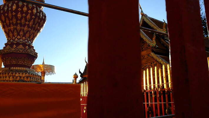 디자인 아시아 종교 문화 백그라운드 불교 태국 아침 불꽃 매달리기 미술 사람없음 장식 빛 햇빛 여행객 금속 희망 종 기도 사찰 행운 황금 심볼 청동 랜드마크 숭배 인기 4K MOV 해외동영상 클립영상 주간 감정 나라 컨셉 종교건축 모션 재질 불 문화예술 사람 태양 동영상 파일형식