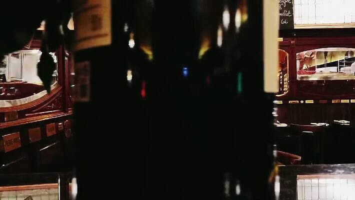 디자인 유럽 음료 유리 탁자 실내 사람없음 내부 식당 와인 식사 저녁식사 카페 방 알코올 도시 칵테일 바 센터 고급 메뉴 만족 벨기에 브뤼셀 양조장 MOV 해외동영상 클립영상 감정 나라 가구 컨셉 재질 주류 상점 동영상 서유럽 파일형식