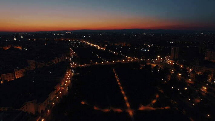 유럽 도로 자동차 거리 안테나 파노라마 사람없음 빛 도시풍경 어둠 도시 스페인 야간 저녁 스카이라인 빛망울 항공촬영 드론 발렌시아 4K MOV 해외동영상 클립영상 자연요소 나라 길 육상교통 뷰포인트 통신 교통시설 촬영기법 풍경 동영상 파일형식