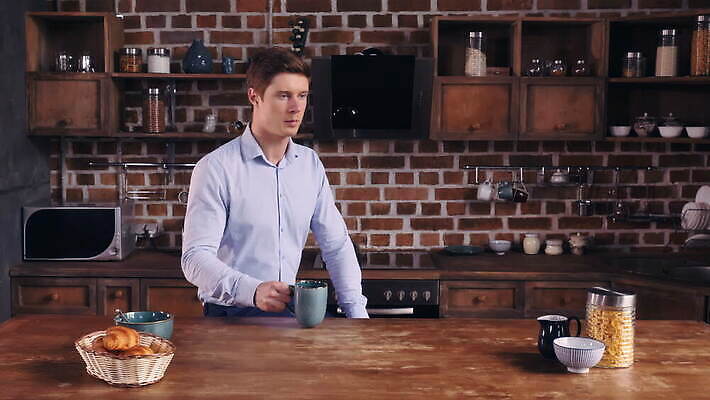 백인 1 라이프스타일 디자인 남자 여유 커피 음료 생각 아침 아파트 주택 한명 사람 앉기 20대 성인 내부 컵 30대 갈색 평화 주방 머그컵 비즈니스맨 플랫 아침식사 만족 내추럴 다락방 배려 총각 혼자 밀레니얼 4K MOV 해외동영상 클립영상 주간 서양인 식기 감정 컬러 컨셉 비즈니스 모션 청년 건물 생활 장년 경제 식사 직장인 동영상 파일형식