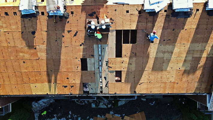 외관 산업 지붕 노동자 주택 프레임 사람없음 건물 목재 인테리어 손상 장비 건설현장 조약돌 작업장 수리 위험 옥상 목수 뼈대 계약자 방수 합판 신청 4K MOV 해외동영상 클립영상 나무 직업 건축물 디자인 컨셉 재료 건설업 돌_바위 계약 동영상 파일형식