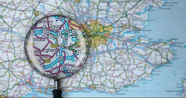 유럽 종이 도로 여행 컨셉 지도 비즈니스 유리 돋보기 휴가 영국 잉글랜드 사람없음 스터디 탐험 도시 확대 계획 큼 방향 검색 런던 복고 네비게이션 발견 루트 복잡 수도권 왕국 지도책 지리 4K MOV 해외동영상 클립영상 나라 길 교통시설 재질 책 학습 크기 지역 동영상 파일형식