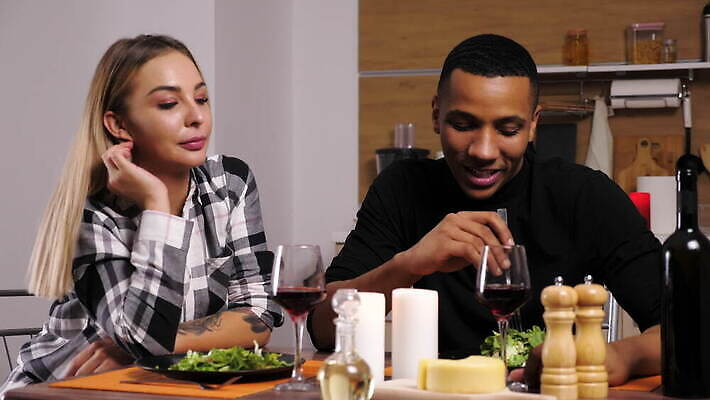 백인 라이프스타일 커플 여자 음료 음식 와인잔 촛불 가족 관계 유리 결혼식 남편 함께함 발렌타인데이 건강 대화 사랑 요리 미소 앉기 내부 주방 와인 검은색 식사 저녁식사 낭만 흰색 아내 날짜 준비 섞기 4K MOV 해외동영상 클립영상 레이스천 서양인 감정 컬러 결혼 컨셉 술잔 초 모션 데이이벤트 재질 주류 표정 말하기 사람 생활 직물 동영상 파일형식