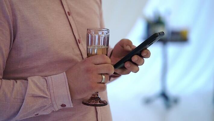 백인 손 여자 기념일 남자 음료 결혼 와인잔 응원 유리 성공 휴가 기념 주류 사람 이벤트 성인 파티 식당 와인 축제 흰색 축하 알코올 잡기 칵테일 바 생일 액체 샴페인 토스트 유리그릇 메를로 양조장 스플래쉬 MOV 해외동영상 클립영상 서양인 그릇 빵 컬러 컨셉 술잔 모션 재질 신체부위 상점 동영상 파일형식