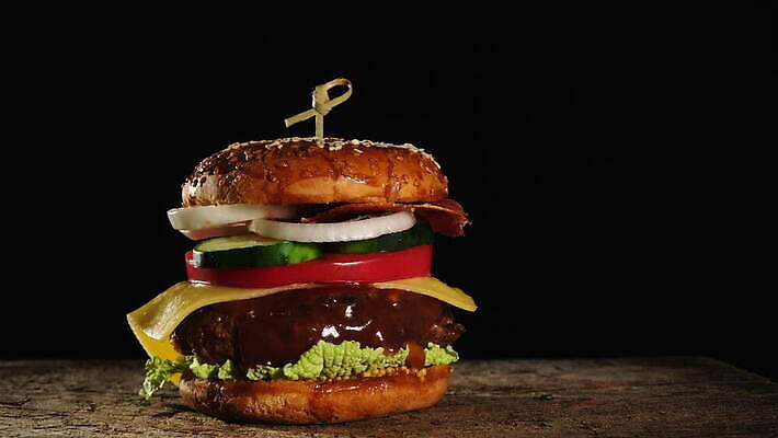 음식 토마토 채소 탁자 양파 치즈 패스트푸드 샌드위치 육류 요리 씨앗 사람없음 목재 빨간색 초록색 갈색 식사 저녁식사 샐러드 소고기 햄버거 시골 신선 클래식 맛 그릴 상추 큼 바비큐 속도 메뉴 깨 점심식사 번 치즈버거 해로움 핸드메이드 맛있는 4K MOV 해외동영상 클립영상 나무 식물 빵 컬러 가구 컨셉 식재료 재료 주방용품 유제품 조미료 인스턴트 크기 동영상 파일형식