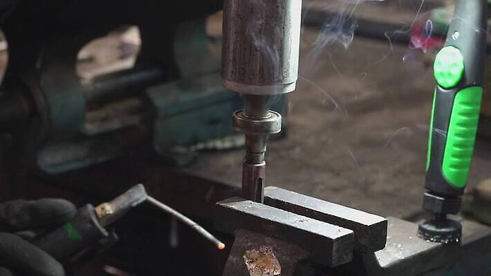 직업 손 산업 공장 모션 불 불꽃 노동자 기술 가면 안전 사람 사람없음 빛 금속 기계 장비 공구 손전등 업무 작업 뜨거움 작업실 제조 보호 철 정비공 느림 공학 공예가 용접 용접공 조작 철강 4K MOV 해외동영상 슬로모션 클립영상 자연요소 교육 컨셉 공업 재질 조명 촬영기법 신체부위 도구 기술자 동영상 파일형식