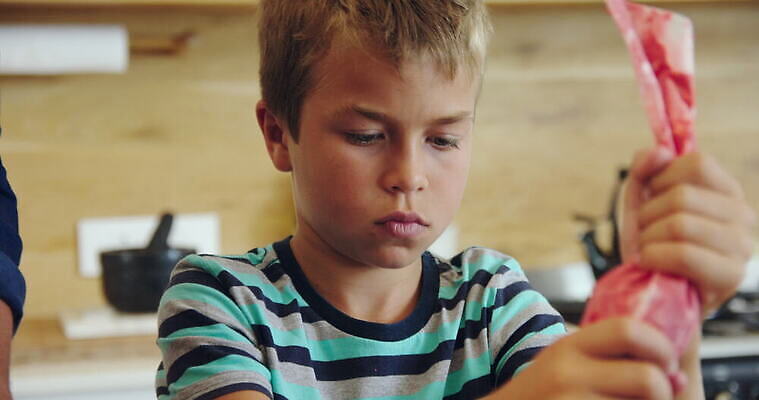 남자 아들 음식 중년 패턴 가족 아프리카 유제품 함께함 실내 소년 두명 장식 부모 금발 줄무늬 잡기 아빠 달콤 크림 머핀 토핑 남아프리카 음식준비 케이프타운 4K MOV 해외동영상 클립영상 헤어스타일 나라 어린이 빵 컨셉 무늬 관계 모션 사람 성인 내부 맛 준비 동영상 남아프리카공화국 파일형식