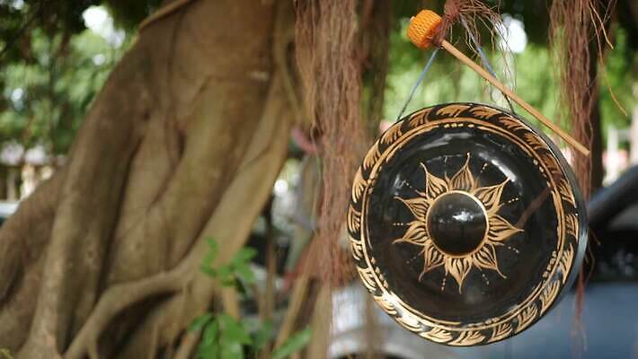 나무 전통 디자인 공원 문화 여행 백그라운드 태국 매달리기 미술 동양인 사람없음 장식 햇빛 금속 침묵 소리 수확 골동품 기구 원형 작음 심볼 신호 심플 수도원 뮤지컬 미니 옛날 스타일 카피스페이스 4K MP4 해외동영상 클립영상 도형 식물 공공시설 아시아 농업 모션 재질 문화예술 인종 태양 공백 크기 동영상 파일형식