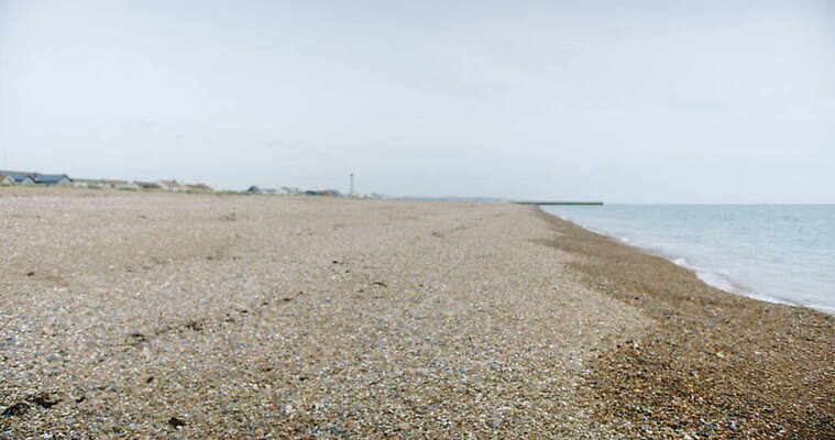 바다 영국 한명 서기 야외 옆모습 조약돌 잡기 서핑보드 서핑 잠수복 패닝샷 서식스 4K MOV 해외동영상 슬로모션 클립영상 1 옷 유럽 뷰포인트 모션 촬영기법 사람 돌_바위 수상스포츠 보드_스포츠 동영상 파일형식