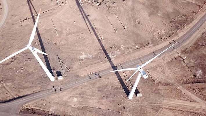 식물 도로 길 여행 날개 자연 하늘 바람 풍경 사람없음 야외 초록색 여름 환경 탑 자전거 힘 재활용 풍차 발전기 에너지 풍력에너지 정상 프로펠러 순환 회전 사이클링 유지 돛대 방앗간 드론 바이킹 생태학 스텝 4K MP4 해외동영상 클립영상 자연요소 건축물 계절 교육 컬러 교통시설 모션 날씨 바이크 발전소 그린에너지 육상스포츠 친환경 생태계 동영상 파일형식