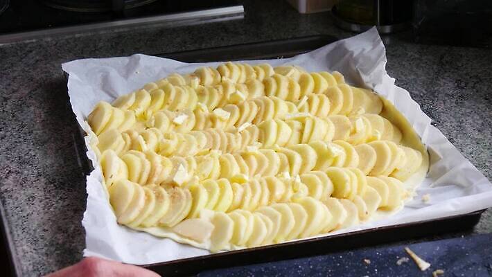 전통 음식 과일 재료 디저트 주택 요리 사람없음 목재 케이크 껍질 가을 시골 신선 황금 달콤 사과 설탕 굽기 준비 날것 반죽 레시피 추수감사절 타르트 페스츄리 핸드메이드 맛있는 4K MP4 해외동영상 클립영상 나무 계절 기독교 빵 건물 맛 구이 파이_빵 동영상 파일형식