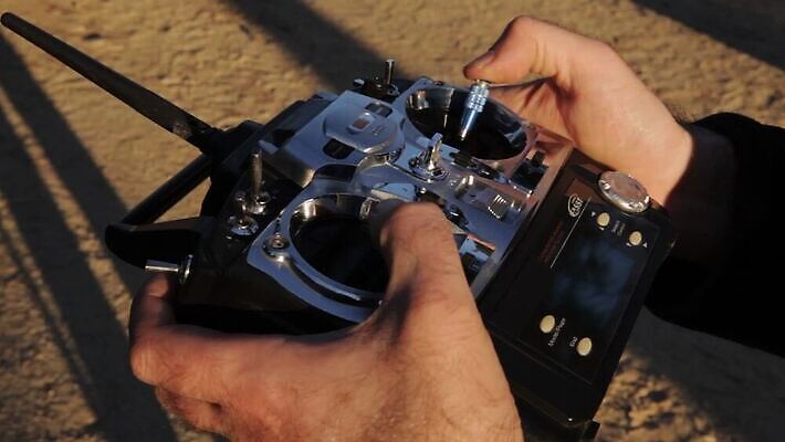 모델 파도 모션 자동차 하늘 비행기 안테나 취미 사람없음 장난감 달리기 운전 레이싱 막대기 헬리콥터 리모컨 통제 무선전화기 로봇 수화기 라디오 눈금 와이파이 탱크 조이스틱 멀리 항공촬영 혁명 관리자 드론 송신기 MOV 해외동영상 클립영상 육상교통 바다 뷰포인트 컨셉 통신 항공교통 대중교통 시합 전자제품 게임기 전화기 무선인터넷 동영상 파일형식