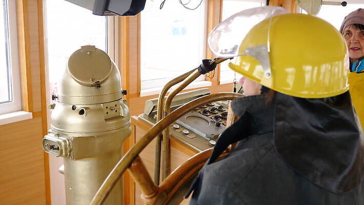 백인 직업 바다 컨셉 창문 교통시설 항해 내부 두명 뒷모습 물 기계 방 장비 운전 화물 판넬 바퀴 보트 나침반 강의 승무원 갑판 방향 통제 속도 함선 선원 시스템 스위치 네비게이션 놋쇠 유조선 제어 충고 항해사 4K MOV 해외동영상 클립영상 자연요소 서양인 뷰포인트 교통 배_교통 모션 사람 운송업 시설 동영상 파일형식