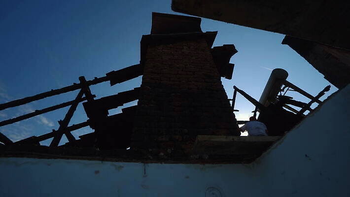 백그라운드 창문 하늘 지붕 주택 안전 사람없음 내부 건물 목재 문 검은색 어둠 손상 긴급 뜨거움 연기 위험 모닥불 소방관 버리기 화재 보험 연소 비극 옛날 재 재앙 주장 지옥 파멸 화상 4K MOV 해외동영상 클립영상 나무 건축물 컬러 컨셉 재료 모션 불 상처 구조원 소방 사건 동영상 파일형식 소멸