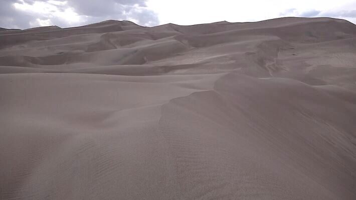 공원 모래 여행 백그라운드 패턴 밭 자연 하늘 휴가 산 풍경 사람없음 야외 여행객 미국 일몰 사막 큼 모래언덕 언덕 천연기념물 내추럴 전국 콜로라도 4K MP4 해외동영상 클립영상 공공시설 북아메리카 무늬 농업 사람 노을 크기 생태계 동영상 파일형식
