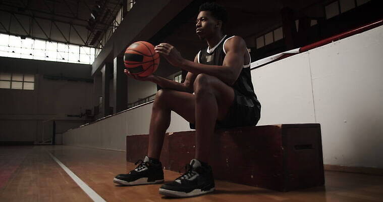 직업 1 라이프스타일 남자 유럽 스포츠 포즈 백그라운드 유니폼 벤치 공 농구 실내 건강 한명 서기 사람 앉기 성인 내부 운동복 운동 바구니 검은색 힘 게임 잡기 결심 집중 근육질 법정 심각 어려움 운동가 튕기기 플레이어 4K MOV 해외동영상 클립영상 옷 나라 컬러 컨셉 의자 모션 놀이 근육 생활 구기 몸매 동영상 파일형식