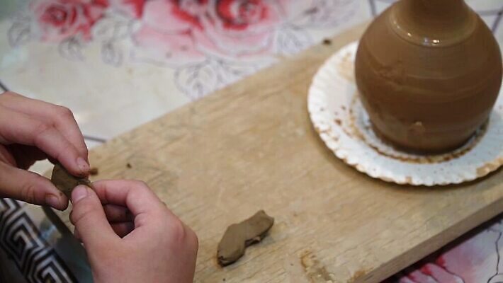 학생 손 교육 어린이 학교 기술 실내 창조 미술 사람 소년 취미 장식 컵 스터디 갈색 꽃병 교사 조끼 업무 도자기 그룹 작업실 사발 냄비 서식 만들기 예술가 점토 장인 조형 수공예 공예가 도예가 조각가 핸드메이드 MP4 해외동영상 클립영상 직업 식기 남자 꽃 컬러 모션 문화예술 내부 신체부위 학습 외투 작업 사기그릇 솥 공예 동영상 파일형식