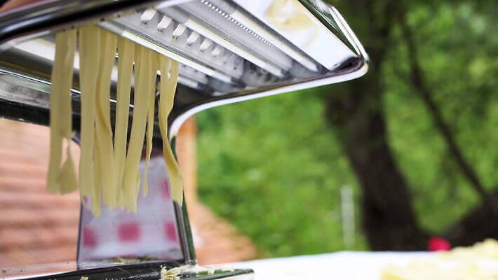 손 여자 줄 음식 빵 탁자 추상 주택 건조 파스타 건강 스파게티 관리 사람 사람없음 햇빛 노란색 기계 이탈리아 면 업무 수프 자르기 시리얼 국수 반죽 만들기 밀가루 라비올리 라자냐 마카로니 이스트 특별함 핸드메이드 토르텔리니 4K MOV 해외동영상 클립영상 유럽 컬러 가구 컨셉 무늬 모션 서양음식 건물 신체부위 태양 면류 작업 이탈리아음식 가루 동영상 파스타면 파일형식