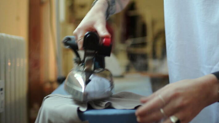 백인 손 옷 실내 한명 유행 이탈리아 직물 잡기 작업 뜨거움 작업실 철 다리미질 밀라노 중소기업 4K MOV 해외동영상 클립영상 서양인 1 유럽 회사 모션 사람 내부 신체부위 동영상 파일형식