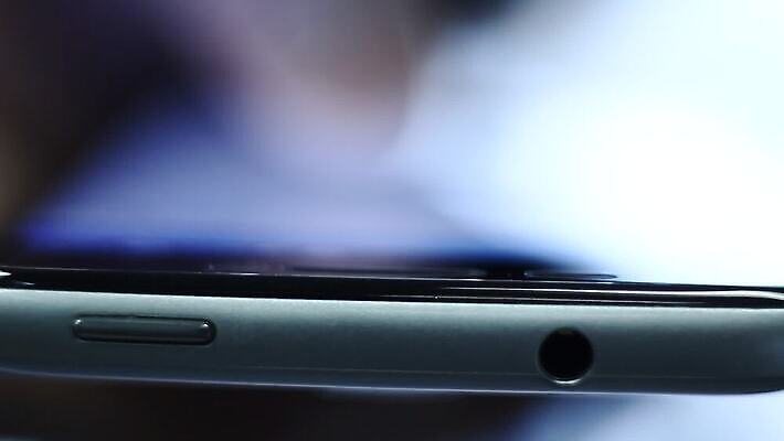 직업 손 남자 문화 음악 통신 손가락 탁자 모바일 기술 사람 사람없음 야외 핸드폰 글로벌 디지털 스크린 공백 장비 터치 흰색 잡기 닫기 미끄러짐 연결 플라스틱 무선전화기 전화기 스마트 전자 블루투스 고립 깨짐 아이폰 MOV 해외동영상 클립영상 컬러 가구 컨셉 모션 재질 문화예술 신체부위 전자제품 스마트폰 동영상 파일형식