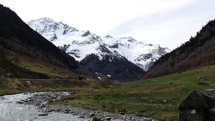 유럽 도로 겨울 자연 하늘 산 파노라마 사람없음 옆모습 강 환경 계곡 프랑스 시골 스페인 고도 언덕 생태계 아라곤 통과 프랑스어 산악지대 절정 눈내림 국경 4K MP4 해외동영상 클립영상 문자 계절 나라 길 뷰포인트 교통시설 눈_날씨 촬영기법 동영상 파일형식