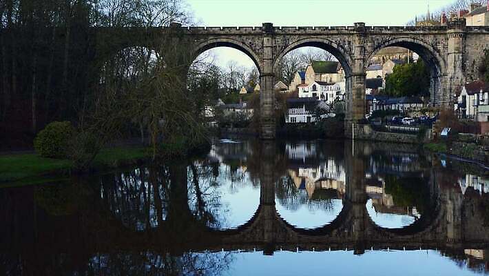 유럽 여행 건축양식 자연 잉글랜드 풍경 사람없음 야외 초록색 파란색 강 반사 여행객 맑음 검은색 봄 기차 도시 요크셔테리어 아치 방문 북쪽 타운 일반 공학 건너기 구름다리 랜드마크 로마인 옛날 인기 4K MOV 해외동영상 클립영상 계절 교육 건축 나라 육상교통 컬러 모션 날씨 영국 대중교통 사람 인종 다리_건축물 테리어 방향 생태계 동영상 파일형식