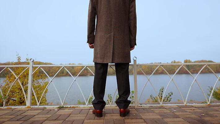 1 자연 성공 스트레스 한명 서기 사람 야외 강 고통 추위 코트 슬픔 비즈니스맨 체험 우아함 고독 강가 은퇴 장면 배려 옛날 위기 혼자 MOV 해외동영상 슬로모션 클립영상 남자 감정 컨셉 비즈니스 모션 촬영기법 외투 직장인 생태계 동영상 파일형식