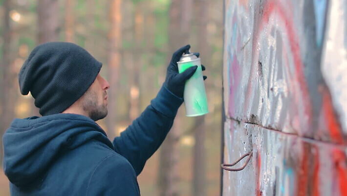 남자 벽 거리 한명 사람 청년 야외 페인트 손상 자유 도시 범죄 그래피티 그림 스프레이 화가 분무기 에어로졸 항의 MOV 해외동영상 클립영상 직업 1 컨셉 성인 낙서 동영상 파일형식