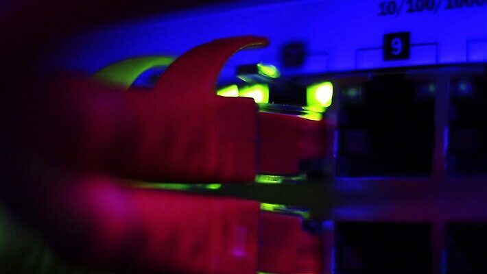 선 컨셉 인터넷 비즈니스 통신 부분 기술 사람없음 파란색 컴퓨터 디지털 자료 장비 정보 그물 네트워크 센터 플러그 전기에너지 연결 접속 속도 전자 철사 시스템 포트 스위치 랜 서버 신발장 인터페이스 네트워킹 MOV 해외동영상 클립영상 컬러 전자제품 에너지 동영상 파일형식