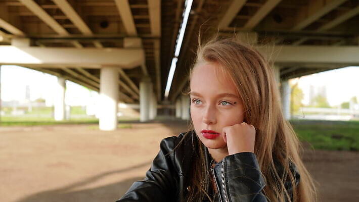 모델 응시 옷 여자 포즈 자동차 거리 한명 사람 앉기 풍경 빨간색 청춘 금발 뷰티 유행 검은색 재킷 오토바이 수확 레이싱 도시 승차 가죽 아래 입술 속도 그런지 라이더 바이크레이서 선로 옛날 펑크 스타일 MOV 해외동영상 클립영상 1 헤어스타일 시선 육상교통 컬러 컨셉 농업 모션 시합 신체부위 바이크 외투 방향 위치 동영상 파일형식