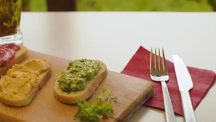 라이프스타일 음식 빵 다이어트 채소 탁자 도마 샌드위치 사람없음 야외 식사 신선 맛 아침식사 유기농 토스트 아보카도 브루스케타 비트 채식주의자 비건 맛있는 페스토 4K MOV 해외동영상 클립영상 웰빙 가구 컨셉 과일 주방용품 건강 생활 소스_음식 채식 동영상 파일형식