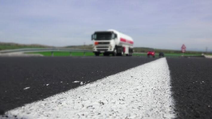 산업 도로 백그라운드 교통시설 모션 자동차 하늘 사람없음 힘 운전 트럭 화물 액체 고속도로 휘발유 큼 컨테이너 속도 탱크 연료 가스 짐차 무거움 트레일러 디젤 유조선 화학물질 4K MP4 해외동영상 클립영상 길 육상교통 교통 운송업 화학 무게 석유 크기 시설 동영상 파일형식