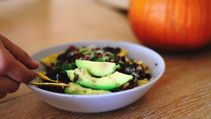 전통 접시 음식 채소 재료 양파 치즈 콩 건강 옥수수 요리 내부 초록색 노란색 식사 저녁식사 신선 사발 맛 유기농 아보카도 점심식사 채식주의자 핸드메이드 맛있는 4K MOV 해외동영상 클립영상 식기 웰빙 컬러 컨셉 과일 유제품 곡류 사기그릇 채식 동영상 파일형식