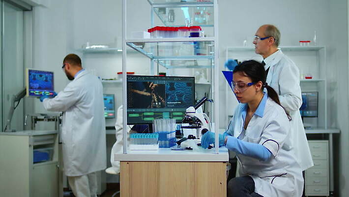 직업 과학 건강 현미경 실험 사람없음 치료 약 검은색 장비 간호사 의사 그룹 엔지니어 실험실 바이러스 보호 질병 생명공학 연구원 과학자 분석 직원 생물학 하이테크 미생물 다민족 혁명 개발 백신 전염병 화학자 코로나바이러스 4K MOV 해외동영상 클립영상 교육 컬러 컨셉 의학 생물 기술 실험기구 의료진 기술자 동영상 학자 파일형식