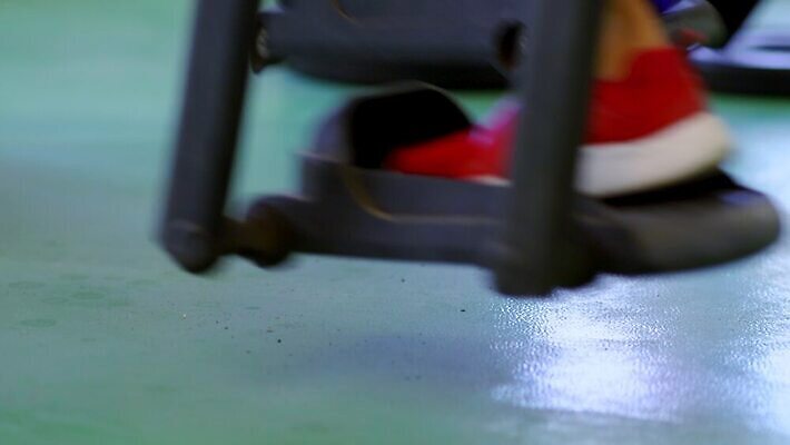 라이프스타일 스포츠 로우앵글 신발 신체 모션 발 근육 건강 한명 사람 취미 빨간색 운동복 운동 기계 활발 장비 연습 체육관 클립 체조선수 런닝머신 동영상 심혈관 4K 틸트업 MOV 해외동영상 클립영상 1 옷 뷰포인트 컬러 컨셉 운동선수 촬영기법 생활 신체부위 운동기구 혈관 체조 파일형식