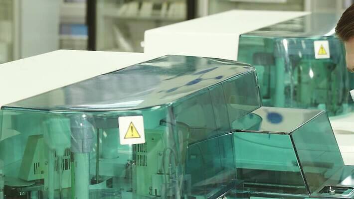 직업 남자 과학 장갑 노동자 실내 건강 현미경 실험 작업복 한명 사람 스터디 약 장비 의사 작업 혈액 분석 생물학 미생물 발견 라텍스 지능 화학물질 화학자 4K MOV 해외동영상 클립영상 1 잡화 옷 교육 컨셉 의학 생물 실험기구 내부 학습 의료진 화학 과학자 동영상 파일형식