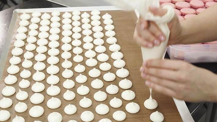 직업 산업 음식 유니폼 재료 성공 디저트 노동자 요리 한명 장식 과자 주방 식당 요리사 카페 빵집 업무 비즈니스우먼 닫기 굽기 먹기 크림 준비 만들기 토핑 레시피 머랭 제빵사 페스츄리 프로스팅 맛있는 4K MOV 해외동영상 클립영상 1 옷 여자 빵 컨셉 비즈니스 모션 사람 상점 작업 직장인 구이 제빵 동영상 파일형식