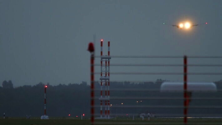 계절 여행 날개 비즈니스 교통시설 아침 비행기 사람없음 빨간색 젖음 안개 흰색 공항 항공 활주로 제트기 승객 엔진 대패 4K 지상주행 유도로 MOV 해외동영상 클립영상 주간 길 컬러 교통 항공교통 날씨 대중교통 시설 동영상 파일형식