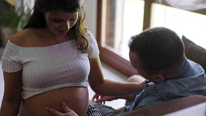 백인 커플 행복 함께함 실내 사랑 웃음 사람 앉기 두명 이탈리아 임신 터치 예측 돌봄 밀라노 성인여자만 4K MOV 해외동영상 클립영상 서양인 감정 유럽 컨셉 관계 모션 표정 내부 동영상 여자만 성인만 파일형식