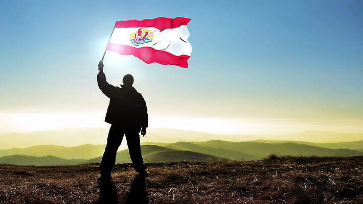 실루엣 파도 백그라운드 컨셉 산 한명 서기 사람 야외 파란색 힘 수확 깃발 잡기 고리 정상 심볼 언덕 긍정 폴리네시아 애국심 발견 프랑스어 독립 승자 필승 자극 4K MOV 해외동영상 클립영상 문자 1 바다 컬러 농업 모션 촬영기법 우승 오세아니아 동영상 파일형식