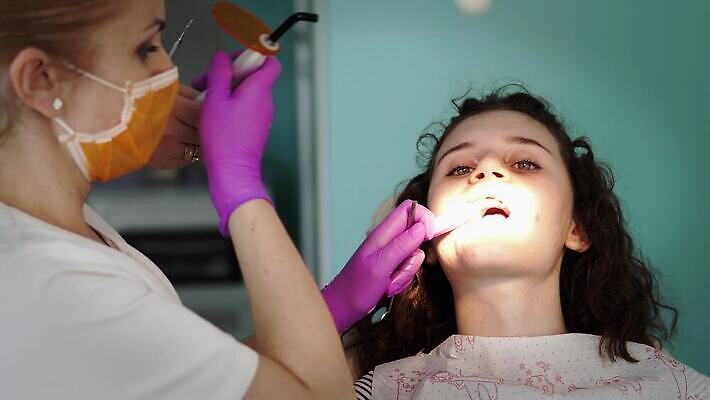 모델 과학 부분 불 왕관 기술 건강 치과 사람 두명 치료 빛 약 반사 금속 장비 나사 램프 입 기술자 실험실 치아 물개 성냥 심볼 사인 치과의사 우표 순서 백자 보철 왁스 위생관리 치아교정 4K 구강학 MP4 해외동영상 클립영상 자연요소 직업 포유류 의학 재질 조명 병원 실험 관리 신체부위 바다동물 의사 공구 도자기 소화기관 교정 동영상 파일형식