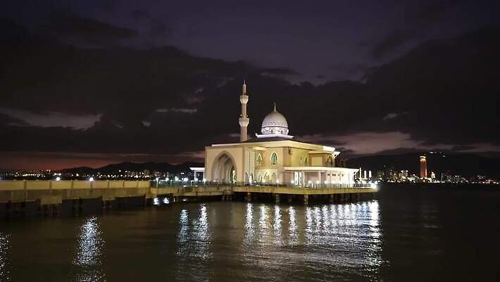 전통 아시아 종교 문화 바다 섬 여행 백그라운드 건축양식 하늘 풍경 사람없음 건물 물 컬러풀 반사 이슬람교 모스크 말레이시아 랜드마크 숭배 4K 페낭 MOV 해외동영상 클립영상 자연요소 건축물 건축 나라 컬러 동영상 파일형식