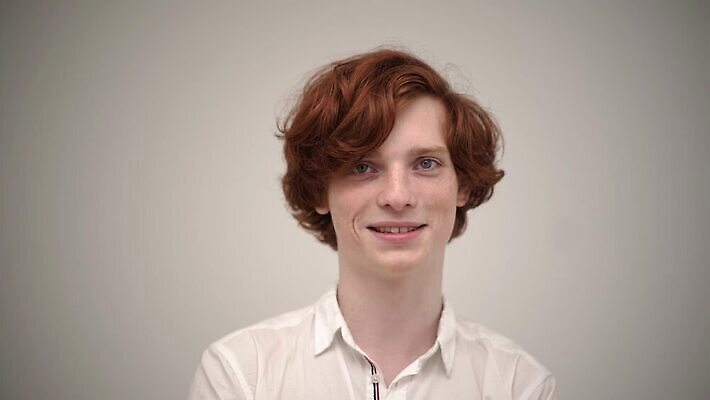 백인 모델 1 학생 헤어스타일 남자 행복 감정 얼굴 포즈 백그라운드 생각 실내 한명 미소 사람 소년 성인 청춘 머리 유행 표현 화려 우아함 이발 성실 생강 고립 혼자 스타일 MP4 해외동영상 슬로모션 클립영상 서양인 어린이 컨셉 채소 촬영기법 표정 내부 신체부위 동영상 파일형식