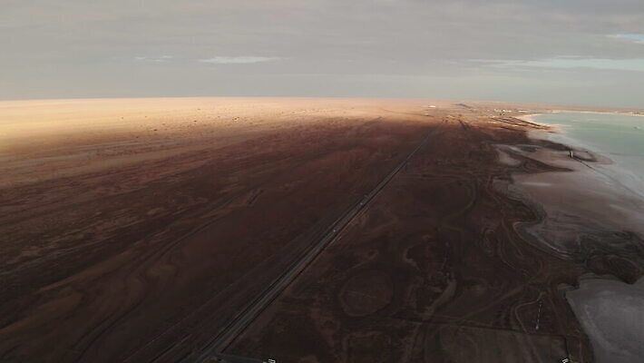 도로 호수 여행 백그라운드 자연 표면 휴가 안테나 풍경 사람없음 야외 초록색 물 평화 중국 침묵 운전 사막 연못 황무지 땅 방향 소금 장면 진흙 내추럴 땅바닥 방법 생태학 직진 평야 비어있는 4K MOV 해외동영상 클립영상 자연요소 교육 아시아 길 컬러 컨셉 통신 교통시설 모션 바닥 소리 생태계 동영상 파일형식