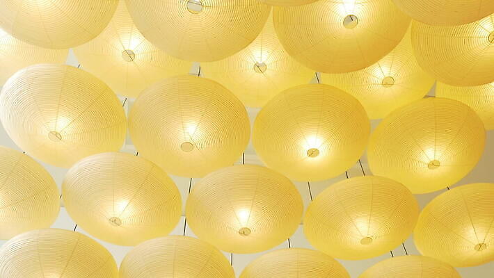 로우앵글 컬러 컨셉 추상 사람없음 내부 빛 인테리어 노란색 램프 원형 스위스 광 4K MOV 해외동영상 클립영상 도형 디자인 유럽 뷰포인트 무늬 조명 동영상 파일형식