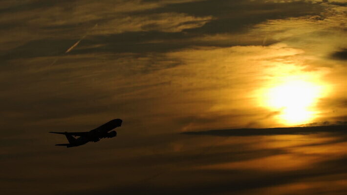 구름 실루엣 여행 백그라운드 교통시설 모션 휴가 비행기 항해 사람없음 빛 태양 황혼 일몰 시간 황금 공항 저녁 쌍둥이 항공 속도 출발 그림 상업 제트기 승객 이륙 엔진 느림 대패 항공사 MOV 해외동영상 클립영상 자연요소 산업 교통 컨셉 가족 항공교통 대중교통 촬영기법 노을 배 밤 야간 시설 동영상 선박 파일형식